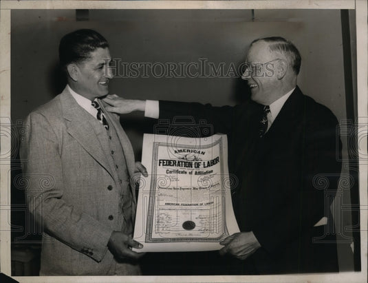 1938 Press Photo Pres Joe Ozauic & William Green Displaying Federation of Labor
