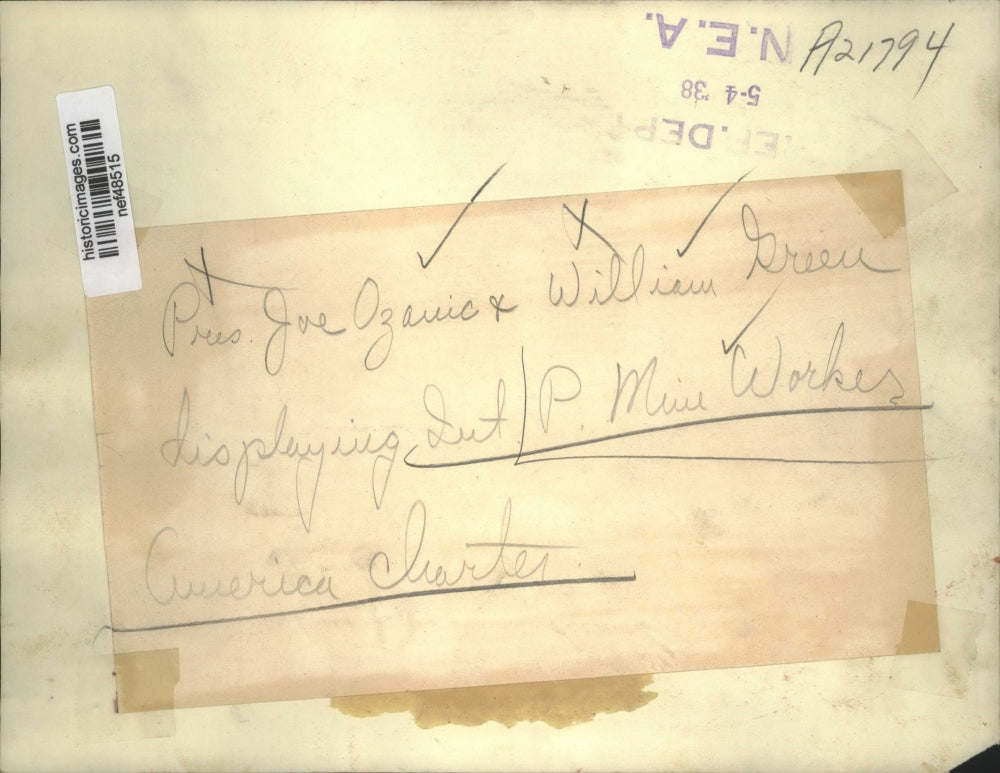 1938 Press Photo Pres Joe Ozauic & William Green Displaying Federation of Labor