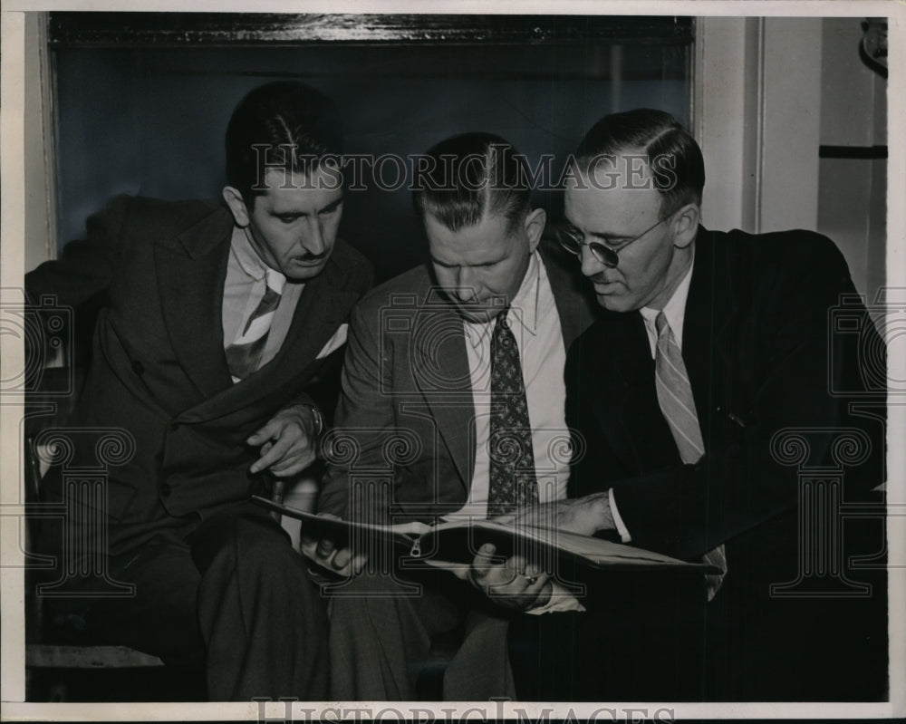 1938 Press Photo Last Minute Conference Before State Rests Its Case - nef48517