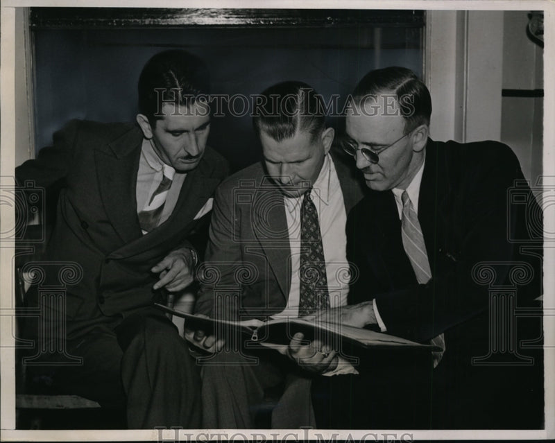 Load image into Gallery viewer, 1938 Press Photo Last Minute Conference Before State Rests Its Case - nef48517
