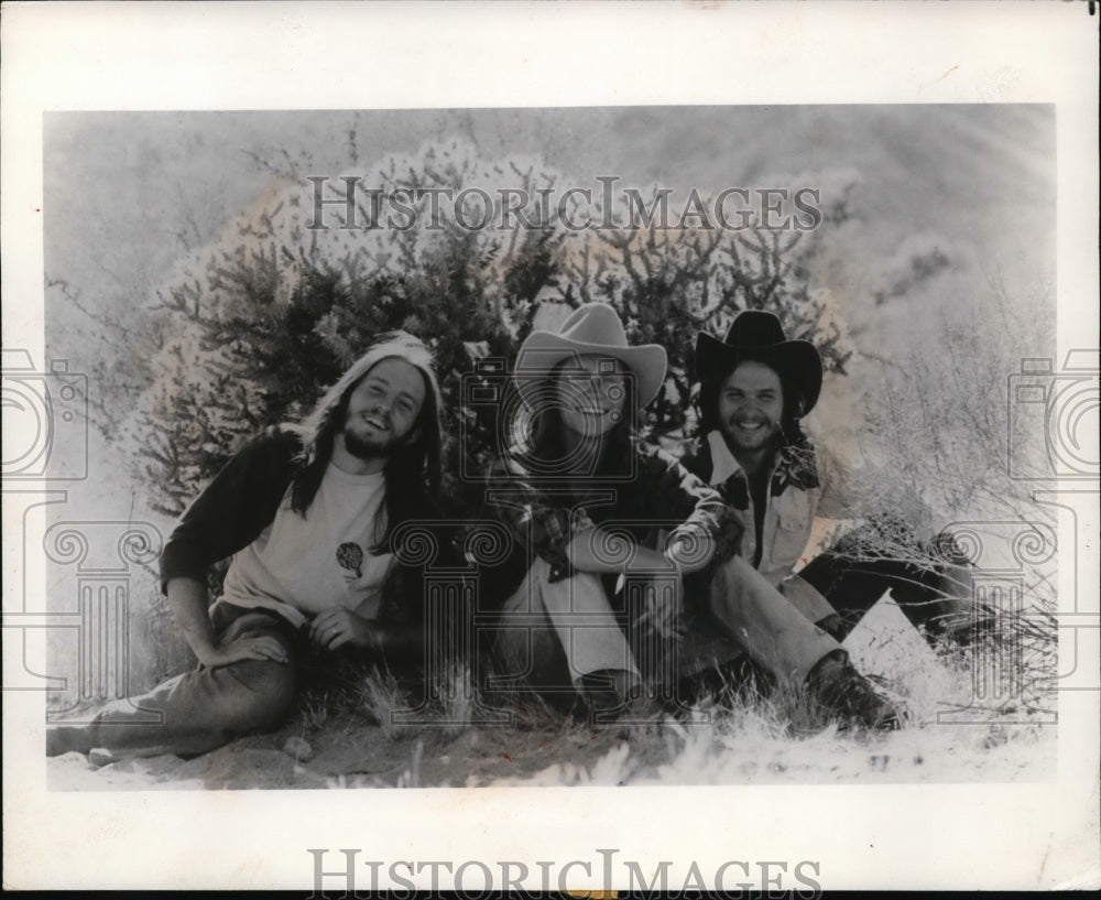 Press Photo Unknown Group of Guys - nef48521