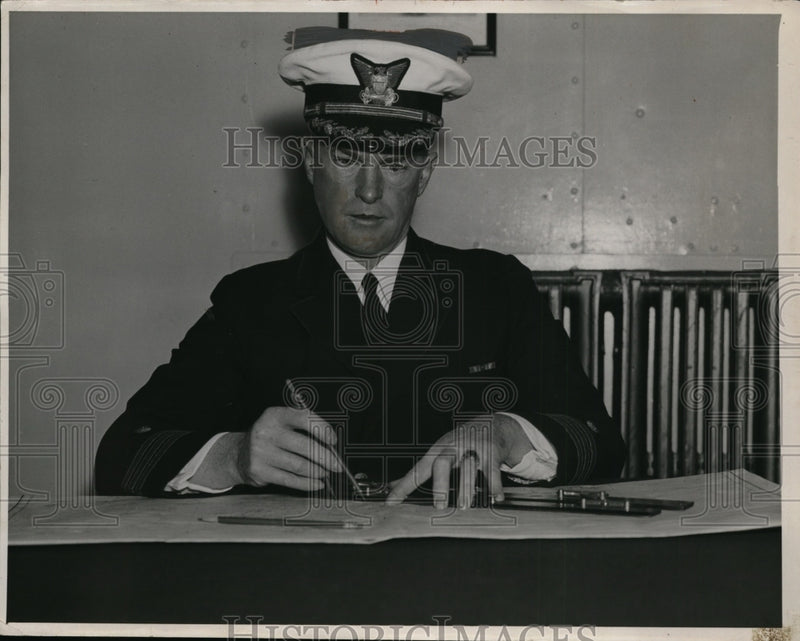 Load image into Gallery viewer, 1936 Press Photo Commander Russell T Lucas - nef48531
