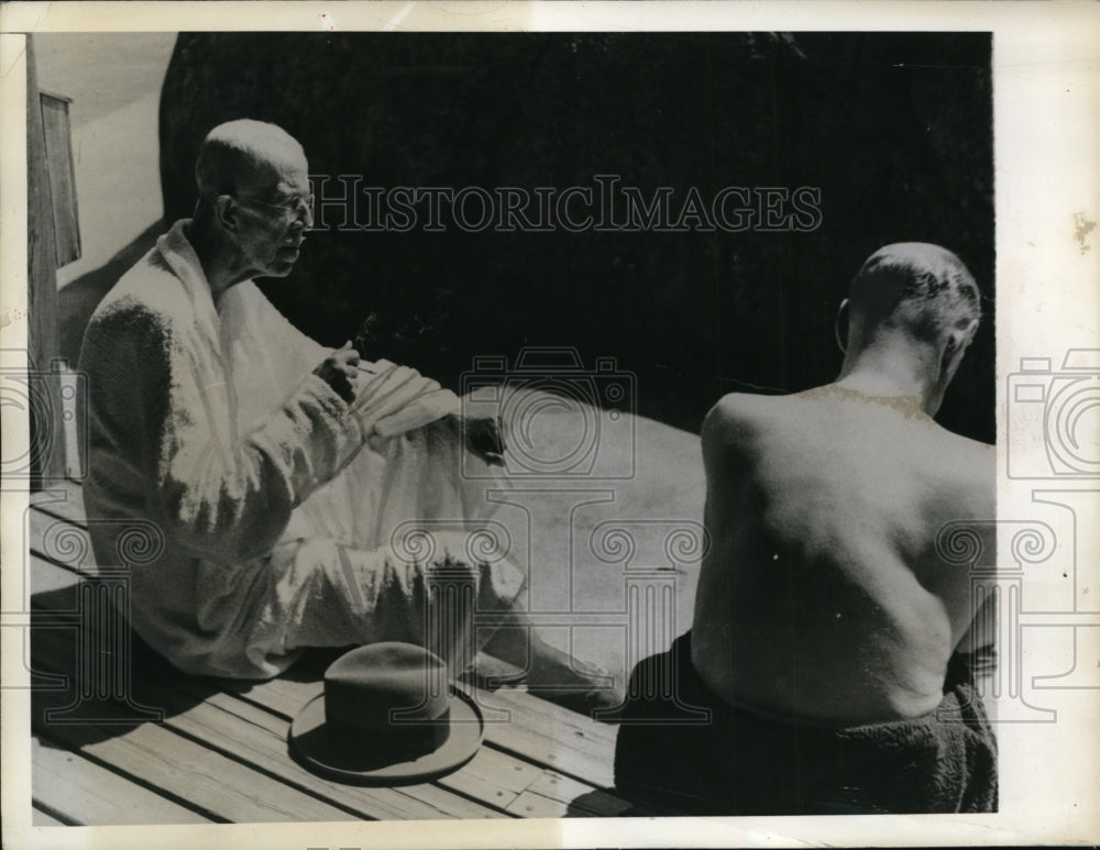 1941 Press Photo King Gustaf in Bathrobe at the Beach at Saro in Sweden