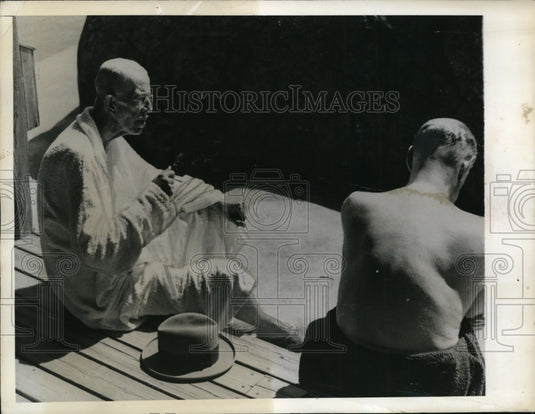 1941 Press Photo King Gustaf in Bathrobe at the Beach at Saro in Sweden