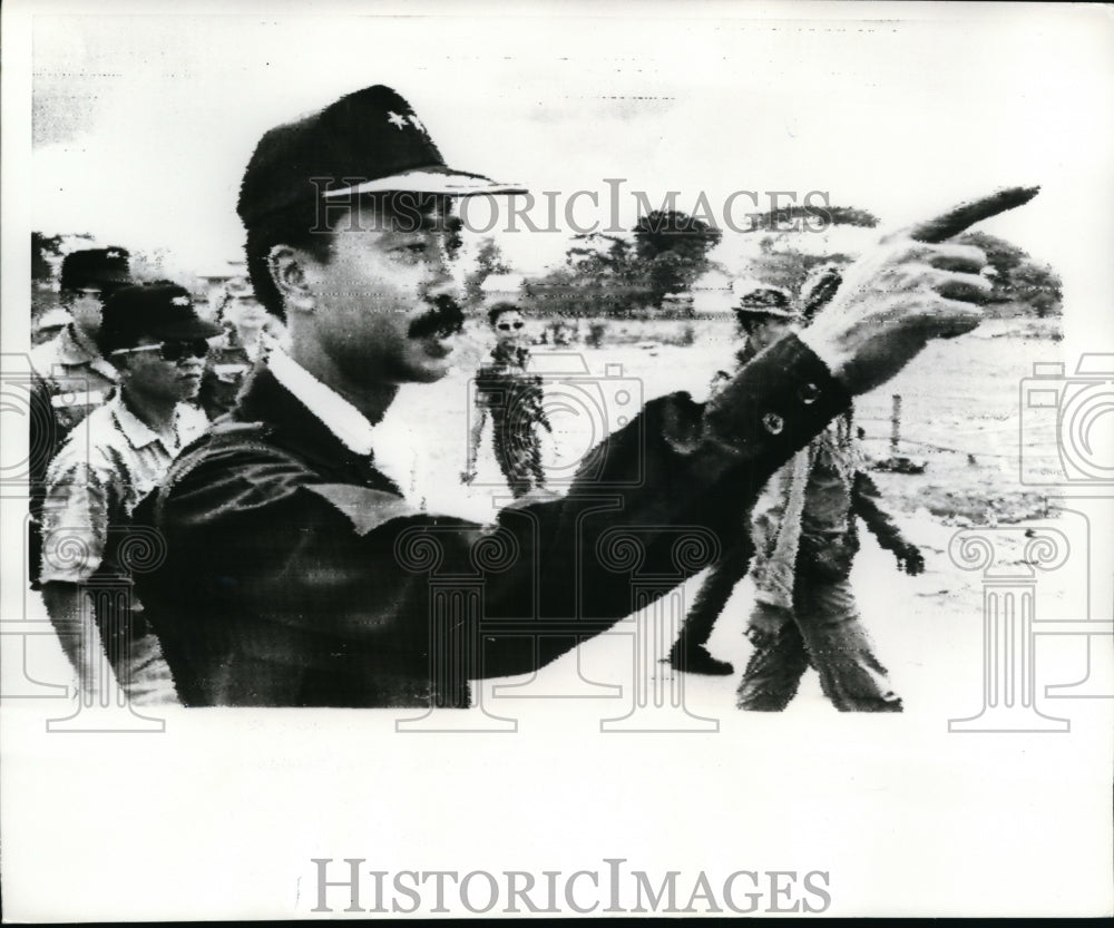 1970 Press Photo Nguyen Cao Ky Inspecting Troops in Neak Luong, Cambodia