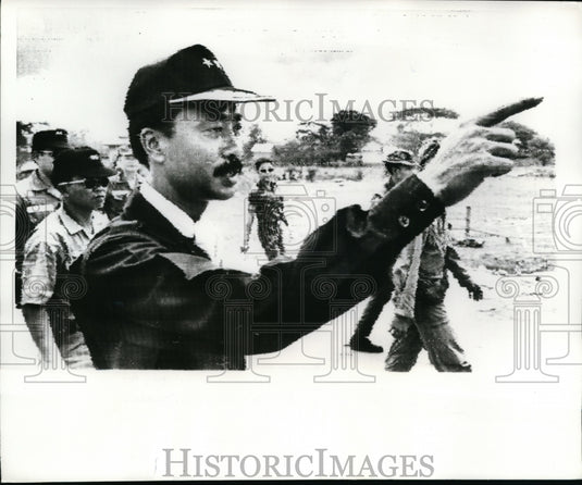 1970 Press Photo Nguyen Cao Ky Inspecting Troops in Neak Luong, Cambodia