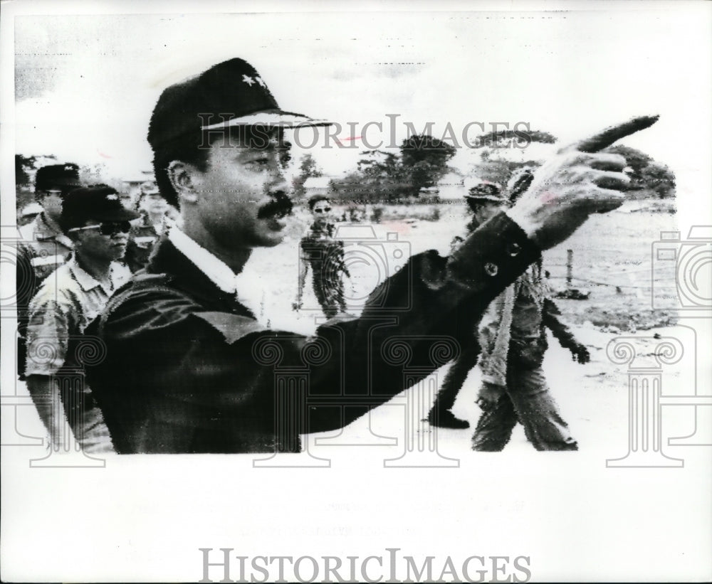 1970 Press Photo Nguyen Cao Ky Inspecting Troops in Neak Luong, Cambodia