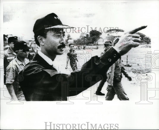 1970 Press Photo Nguyen Cao Ky Inspecting Troops in Neak Luong, Cambodia