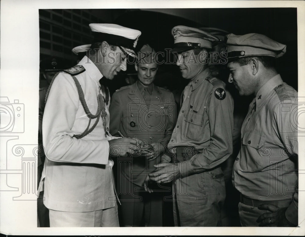 1943 Press Photo Lord Louis Mountbatten with Military Officials in Washington DC