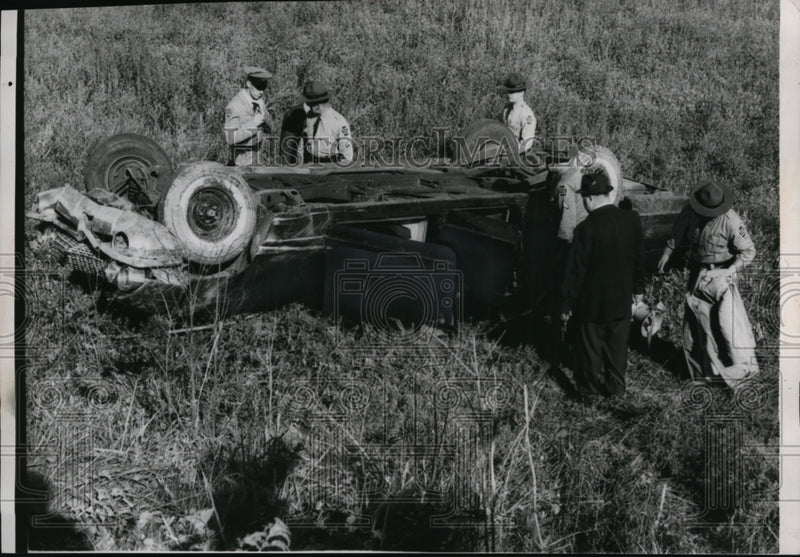 Load image into Gallery viewer, 1962 Press Photo Police Inspect Communist Czechoslovakian United Nations Car
