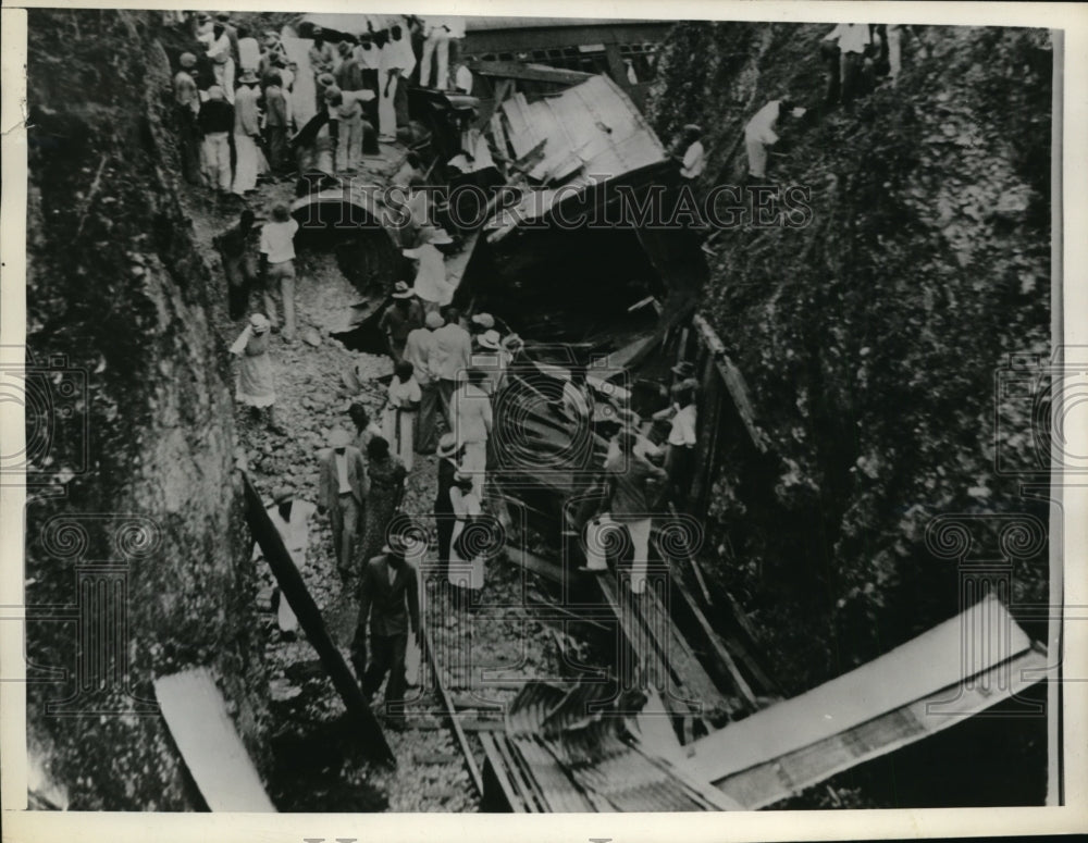 1938 Press Photo Train Wreck Near Kingston, Jamaica- Historic Images