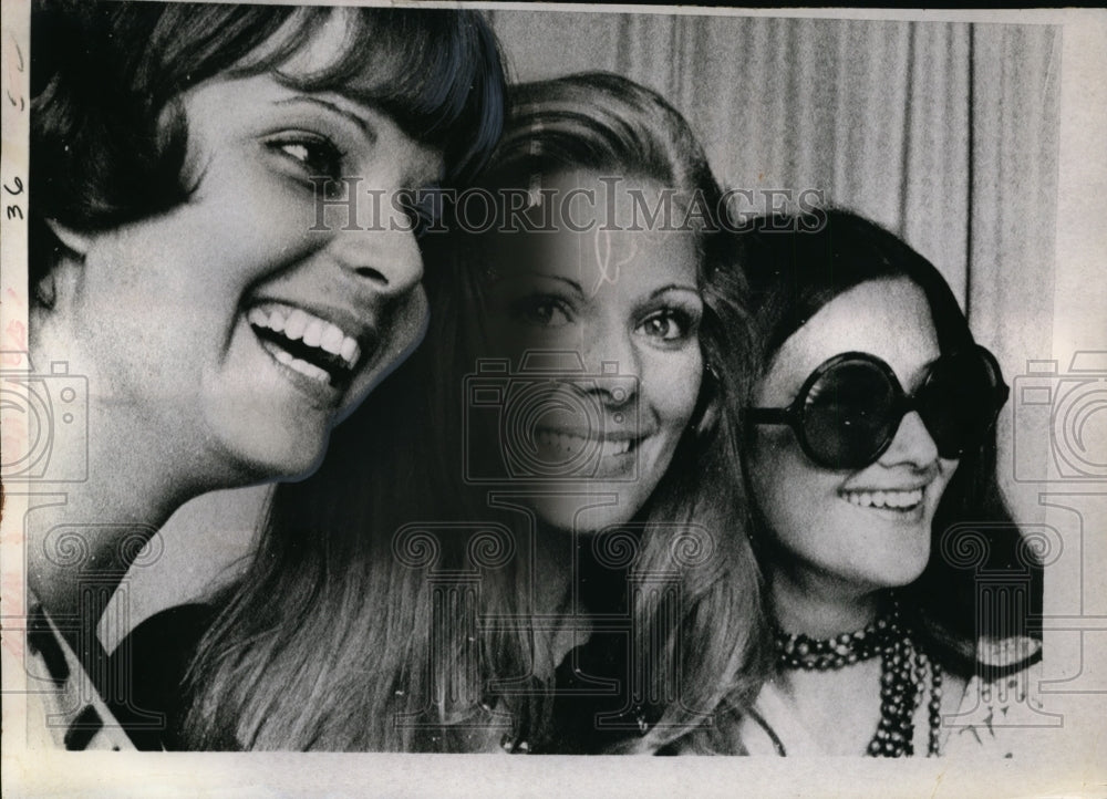 1970 Press Photo Miss Universe Contestants Take a Break During Rehearsals