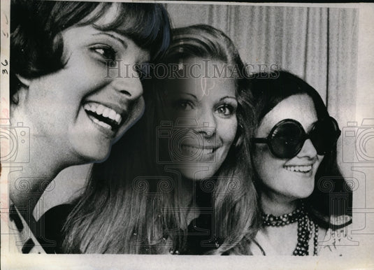 1970 Press Photo Miss Universe Contestants Take a Break During Rehearsals