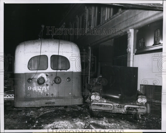 1960 Press Photo Bus Passenger & Auto Collided Injuring Driver & Passengers