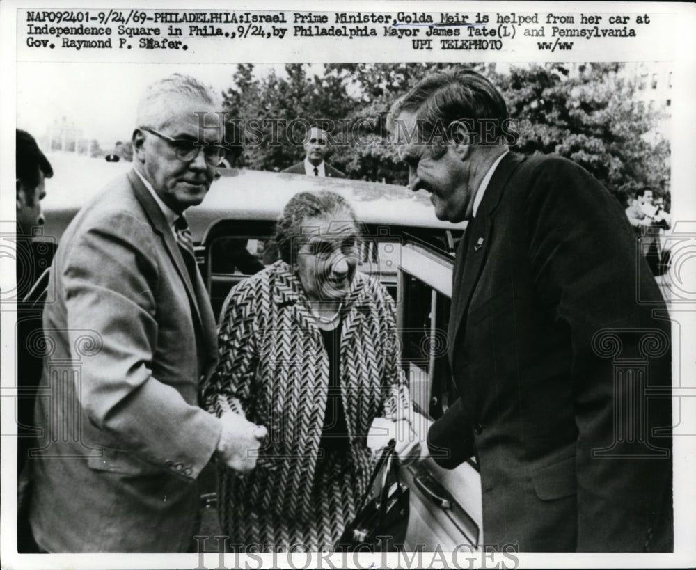 1969 Press Photo Golda Meir at Independence Square, Philadelphia w James Tate