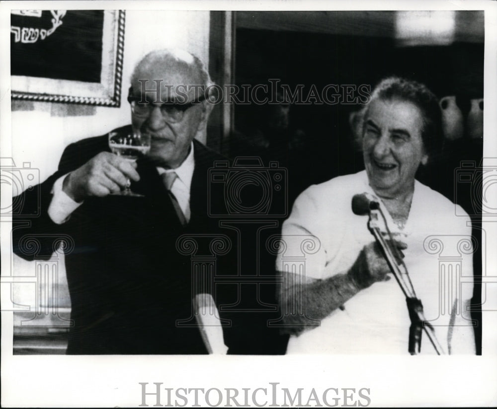 1970 Press Photo Zalman Shazar, Golda Meir Toasting Israel's 22nd Anniversary