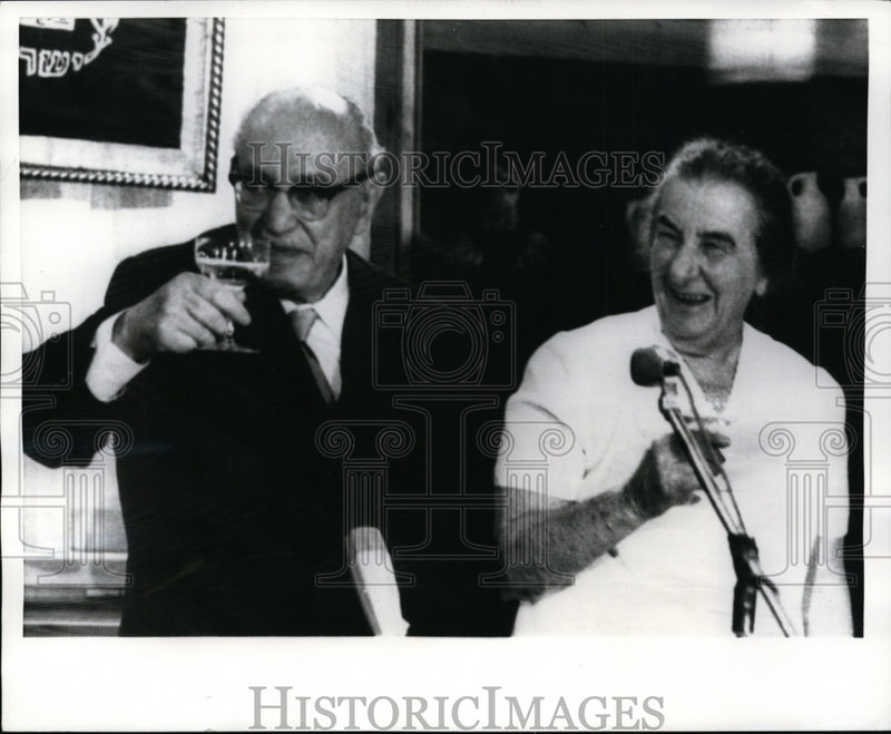 Load image into Gallery viewer, 1970 Press Photo Zalman Shazar, Golda Meir Toasting Israel's 22nd Anniversary
