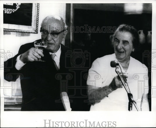 1970 Press Photo Zalman Shazar, Golda Meir Toasting Israel's 22nd Anniversary