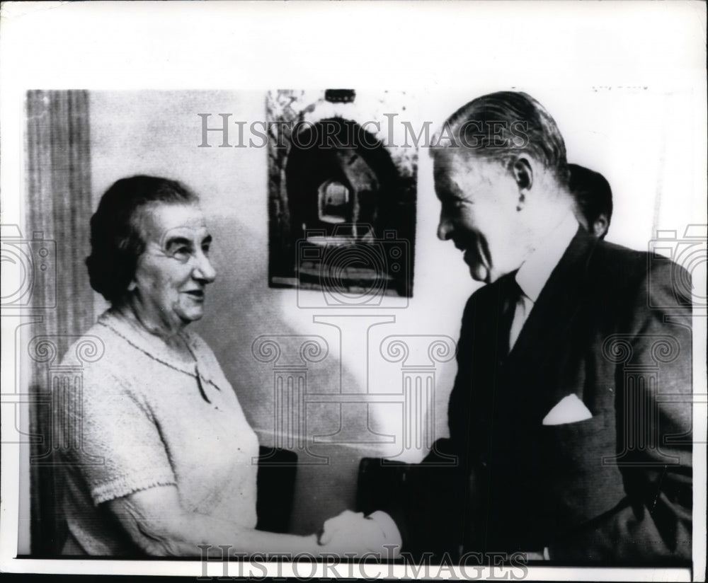 1970 Press Photo Golda Meir, George L. Murphy Shake Hands in Tel Aviv, Israel
