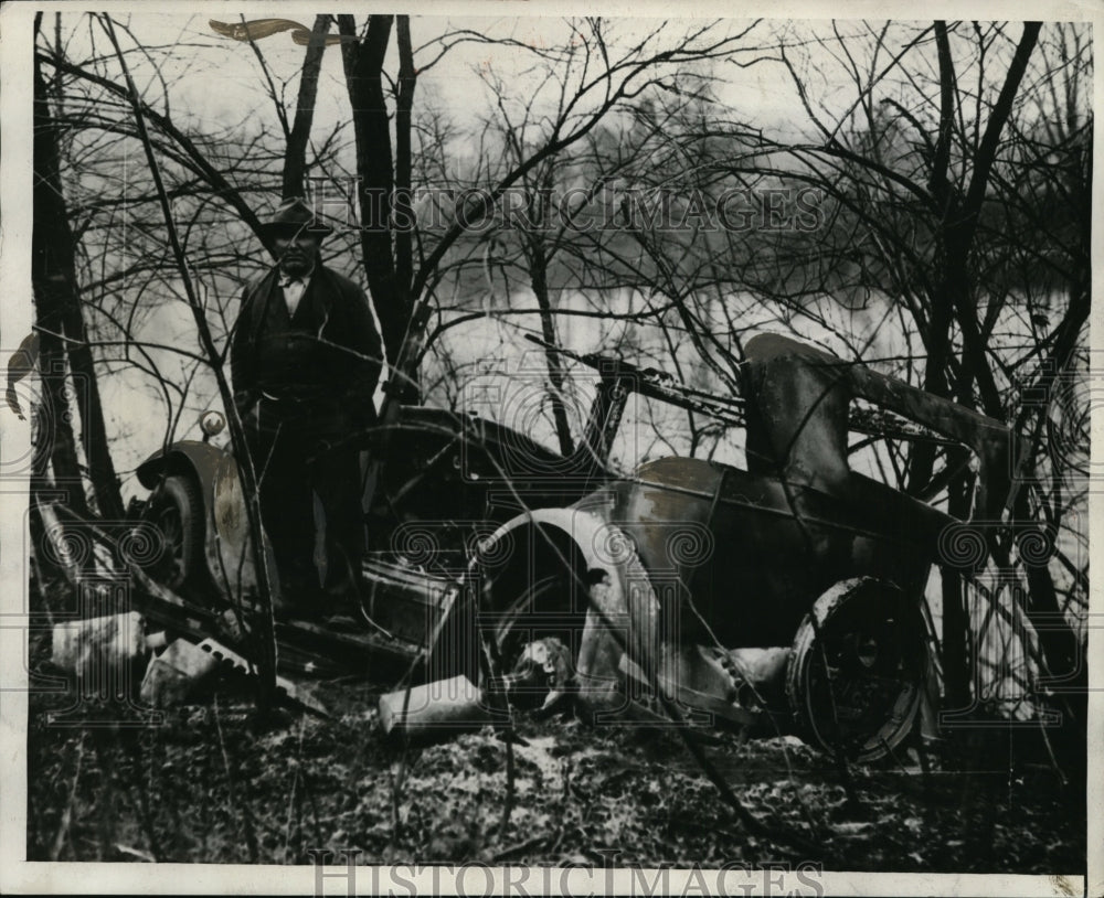 Press Photo Burned Car of Ernest Watzl Along Schuylkill River, Pennsylvania