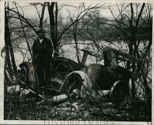 Press Photo Burned Car of Ernest Watzl Along Schuylkill River, Pennsylvania