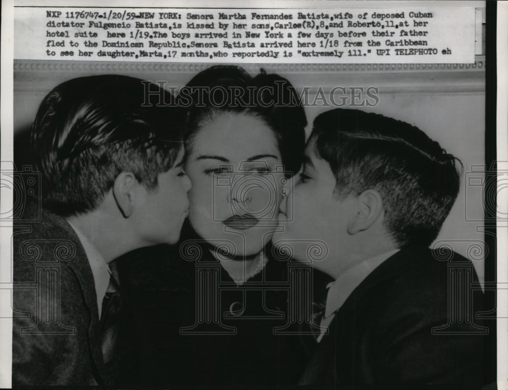 1959 Press Photo Martha Fernandez Batista Kissed by Her Sons Carlos, Roberto
