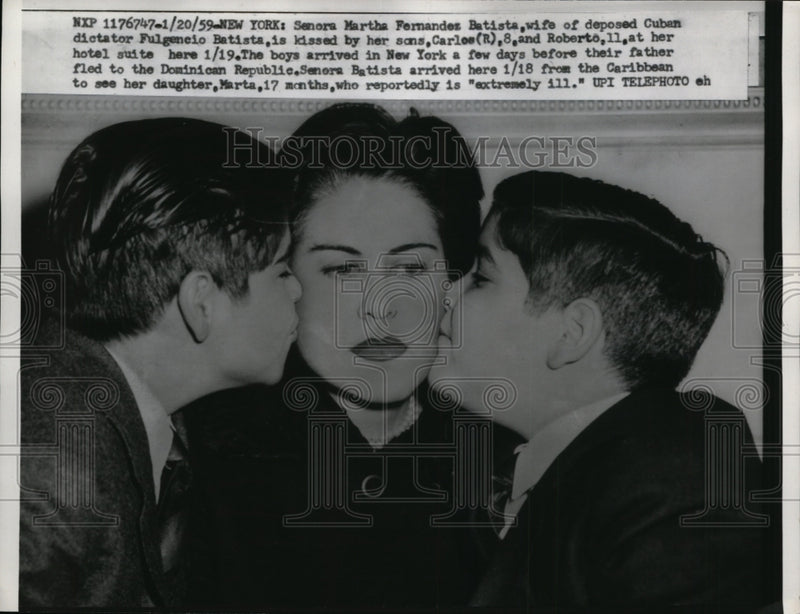 Load image into Gallery viewer, 1959 Press Photo Martha Fernandez Batista Kissed by Her Sons Carlos, Roberto
