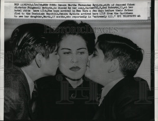 1959 Press Photo Martha Fernandez Batista Kissed by Her Sons Carlos, Roberto