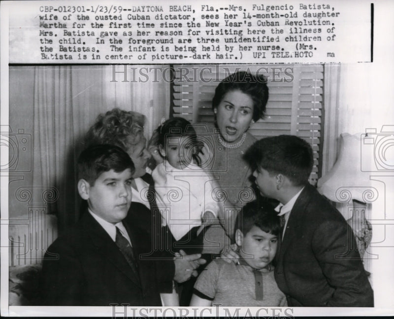 Load image into Gallery viewer, 1959 Press Photo Marta Fernandez Batista &amp; Children in Daytona Beach, Florida
