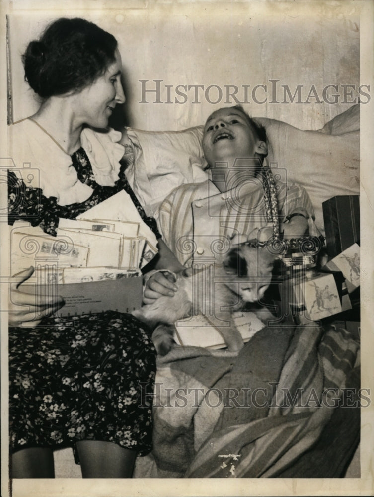 Load image into Gallery viewer, 1939 Press Photo James Zurich and mother Mrs Catherine Zurich - nef48895
