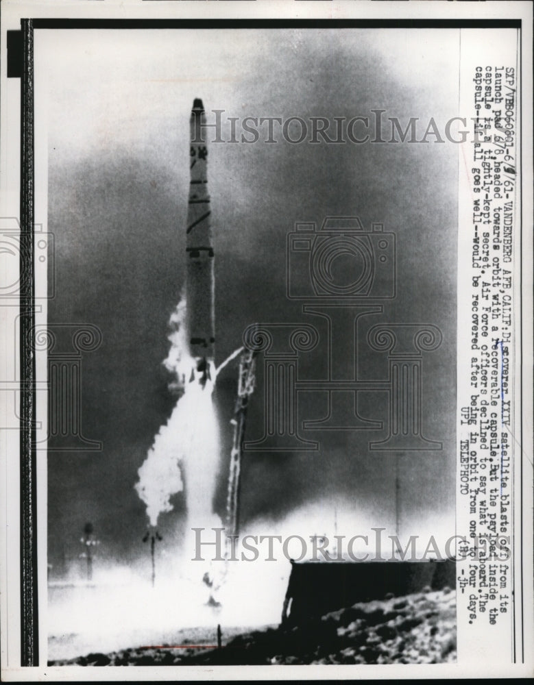 Load image into Gallery viewer, 1961 Press Photo Discoverer XXIV Satellite blast off from its Launch Pad
