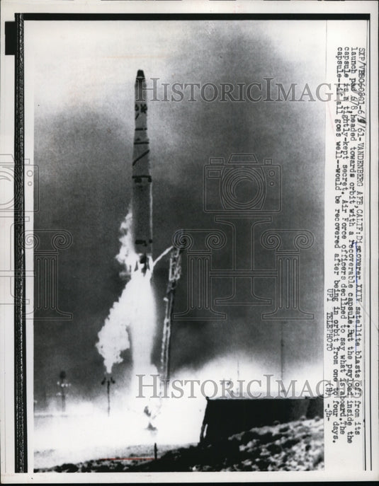 1961 Press Photo Discoverer XXIV Satellite blast off from its Launch Pad