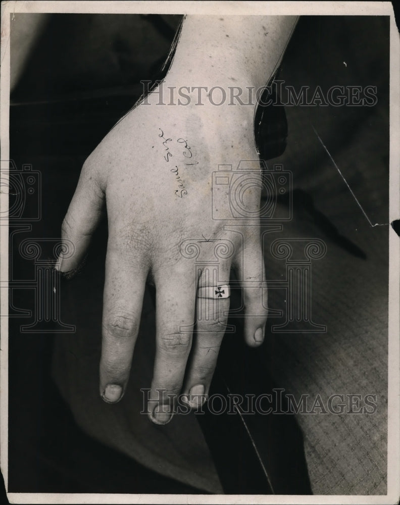 1923 Press Photo Ring showing replica of famous German Iron Cross - nef48914