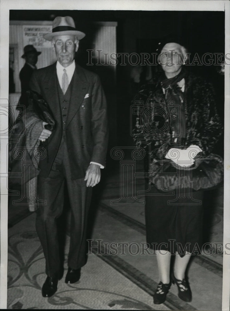 1934 Press Photo Banker Stanley Field Entering Court With Mrs. Field - nef49016