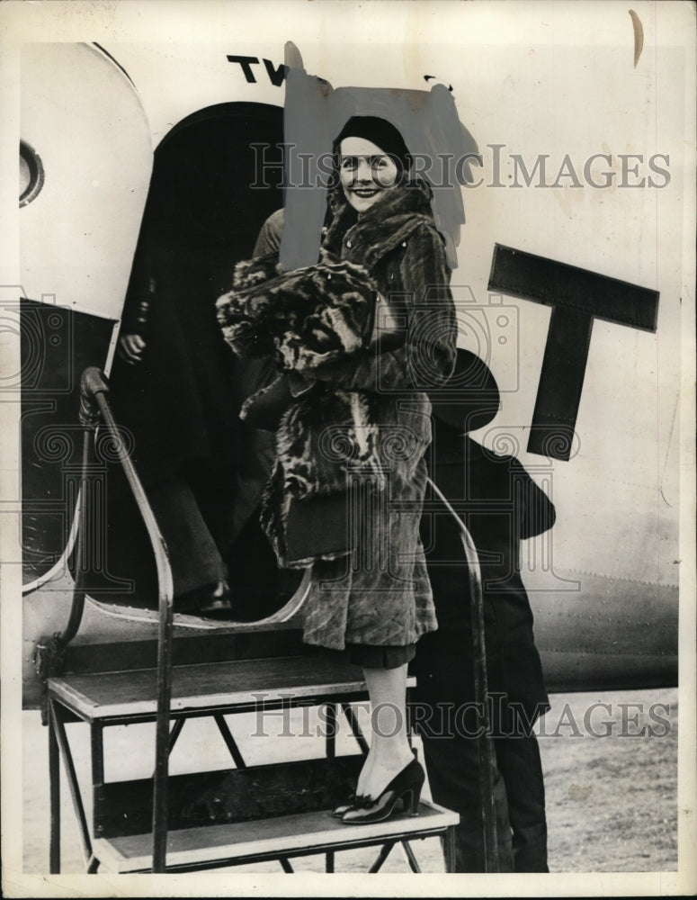 1934 Press Photo Louise Mountbatten Boards Plane at Newark New Jersey Airport