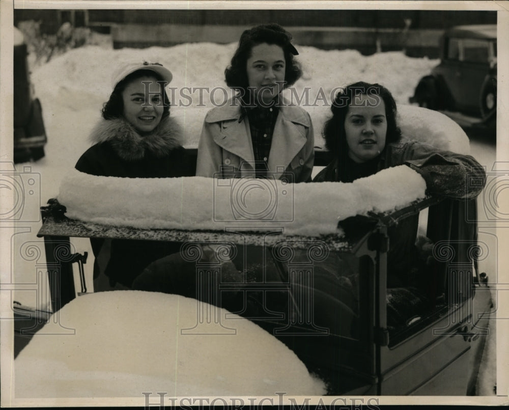 1930 Press Photo Betty Bishard, Barbara Glew and Jane Morell Inside The Car- Historic Images