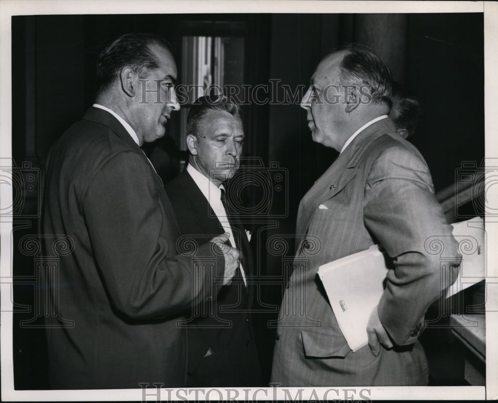 1954 Press Photo Sen McCarthy Chats with Walter D. Swan & Wilber M. Brucker