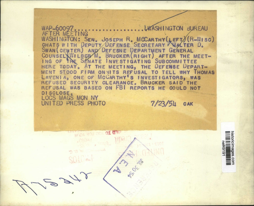 1954 Press Photo Sen McCarthy Chats with Walter D. Swan & Wilber M. Brucker