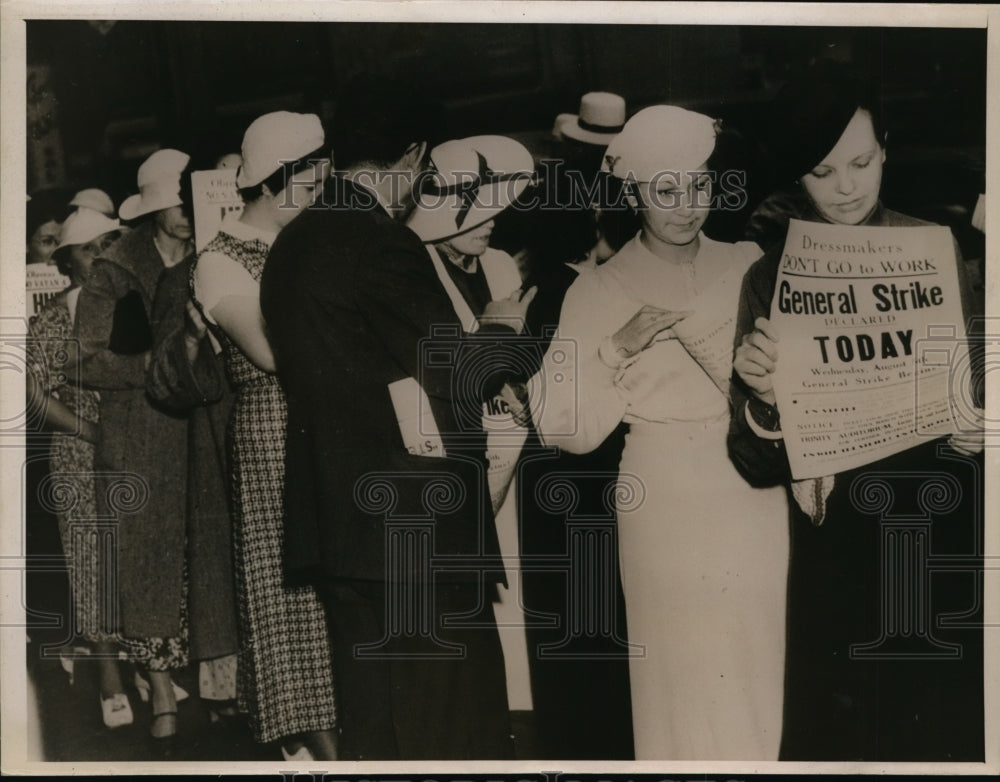 1936 Press Photo Garment Workers Picket Shops in City Demanding They Close Shop