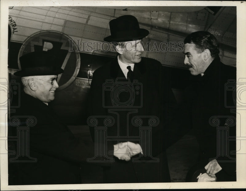 Load image into Gallery viewer, 1942 Press Photo Walter New Zeland Nash Greeted on His Arrival at the Airport
