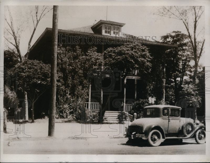 Load image into Gallery viewer, 1934 Press Photo Home of June Roble Six Year Old Kidnapped Returning From School
