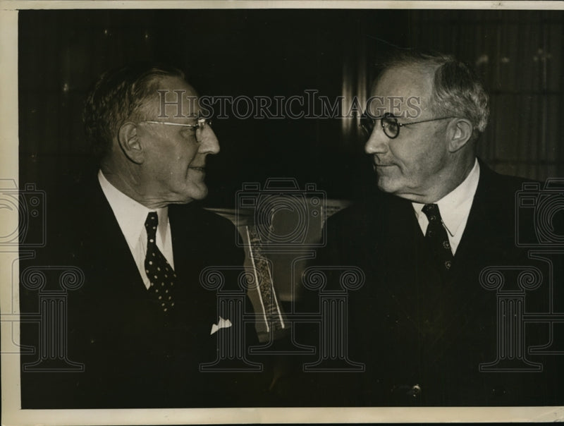 Load image into Gallery viewer, 1937 Press Photo A.V. Bourque &amp; C M Boggs Wait for the Oil Trials - nef49252
