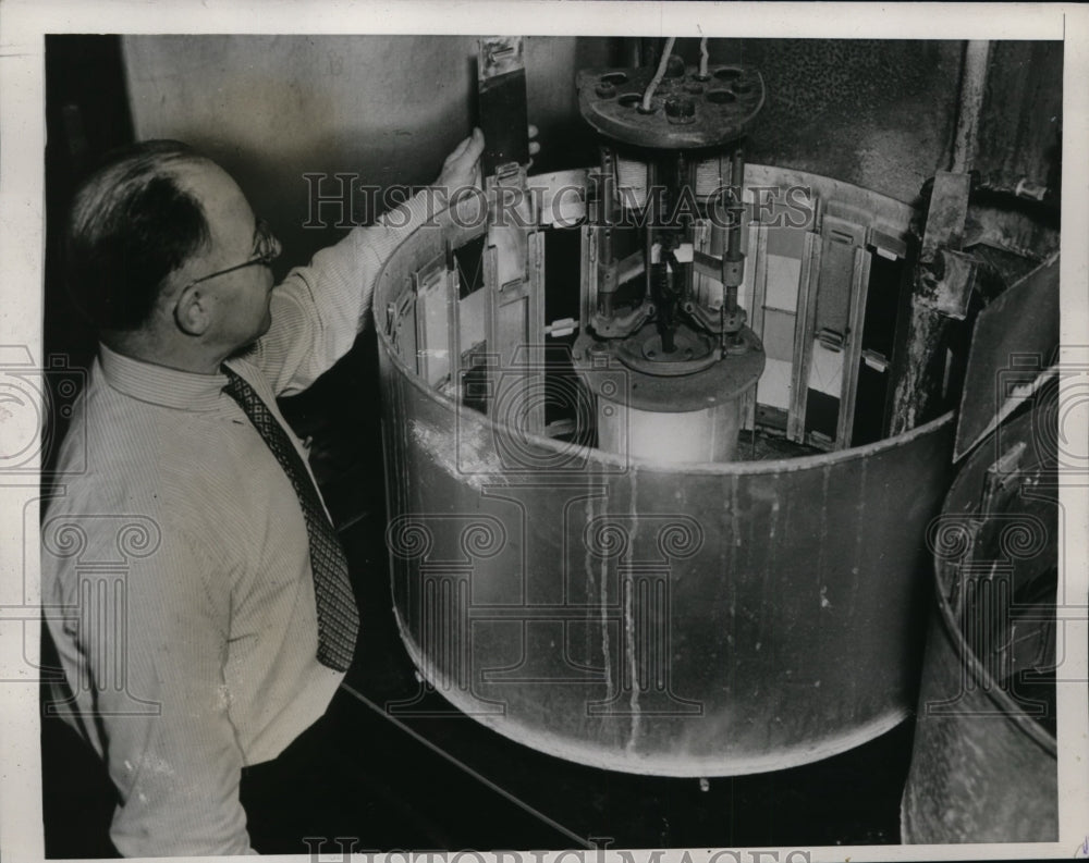 1938 Press Photo Machine ages paint in one month as much a year outdoors