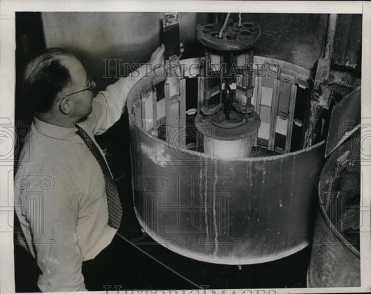 1938 Press Photo Machine ages paint in one month as much a year outdoors