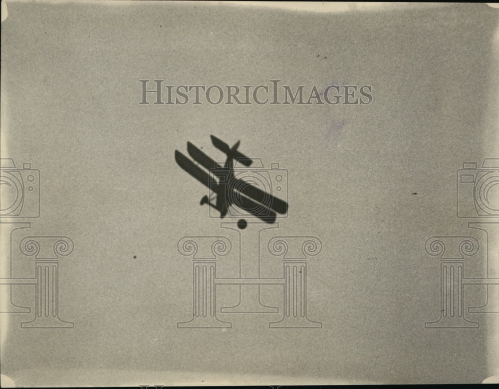 1922 Press Photo Aviators breaking toy balloons to demonstrate flying accurancy