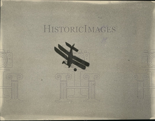 1922 Press Photo Aviators breaking toy balloons to demonstrate flying accurancy