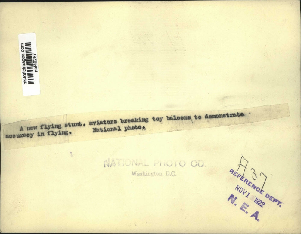 1922 Press Photo Aviators breaking toy balloons to demonstrate flying accurancy