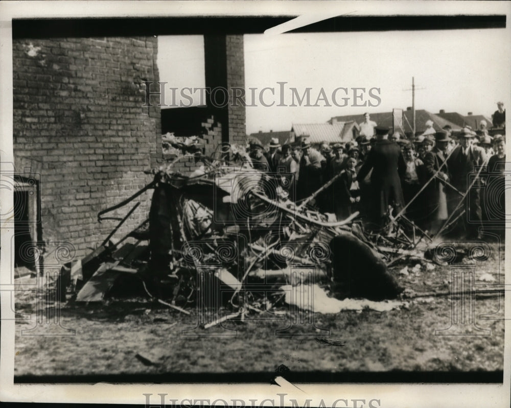 1932 Press Photo Army Training Plane crashed on a street in Chicago - nef49289