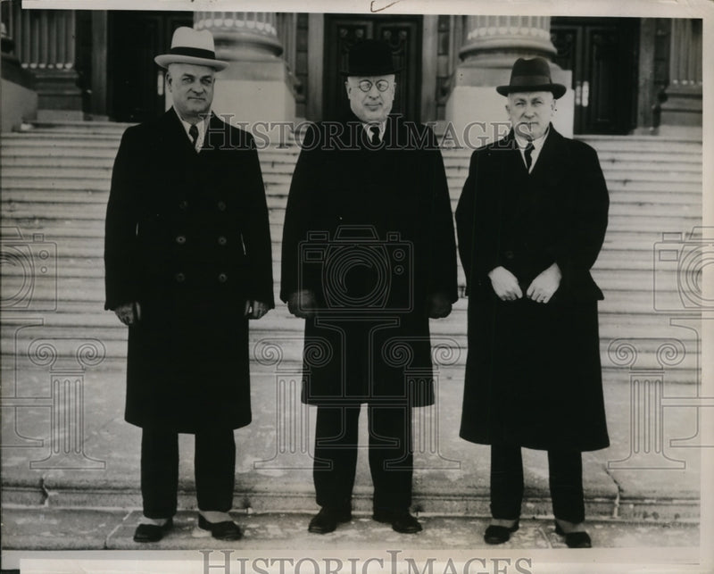 Load image into Gallery viewer, 1936 Press Photo Leader of Alberta's Provincial Legislature in Parliament Bldg.
