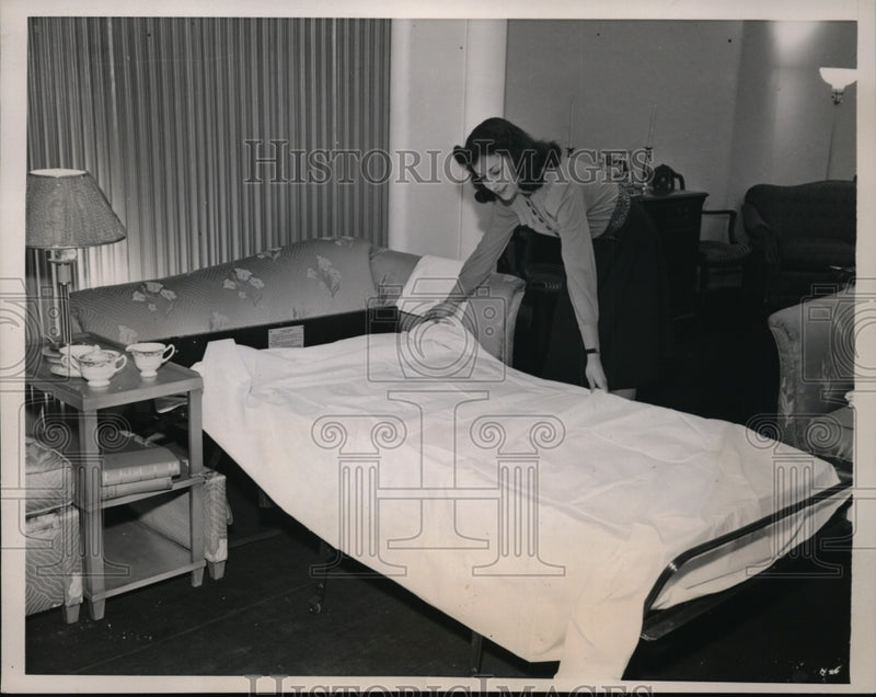 Load image into Gallery viewer, 1941 Press Photo Dorothy Weil shown demonstrating seat become twin beds
